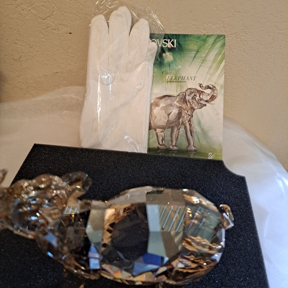 Swarovski Elephant in box with plaque and COA Pristine 1137207 - Picture 14 of 16